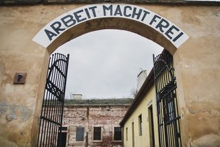 Izraelští vědci úspěšně zjistili jména již pěti milionů obětí holokaustu - Seznam Zprávy